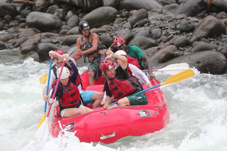 Praticando rafting no rio Sarapiquí