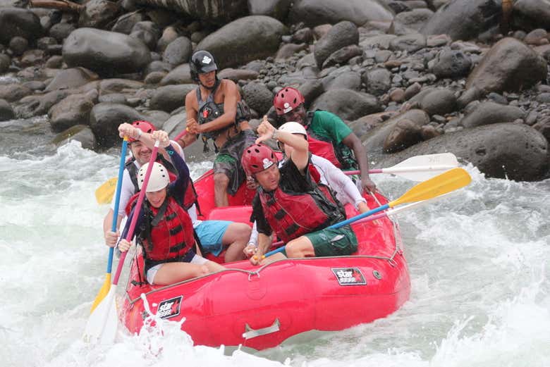 Praticando rafting no rio Sarapiquí