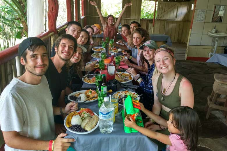 Disfrutando de la comida en el río Celeste