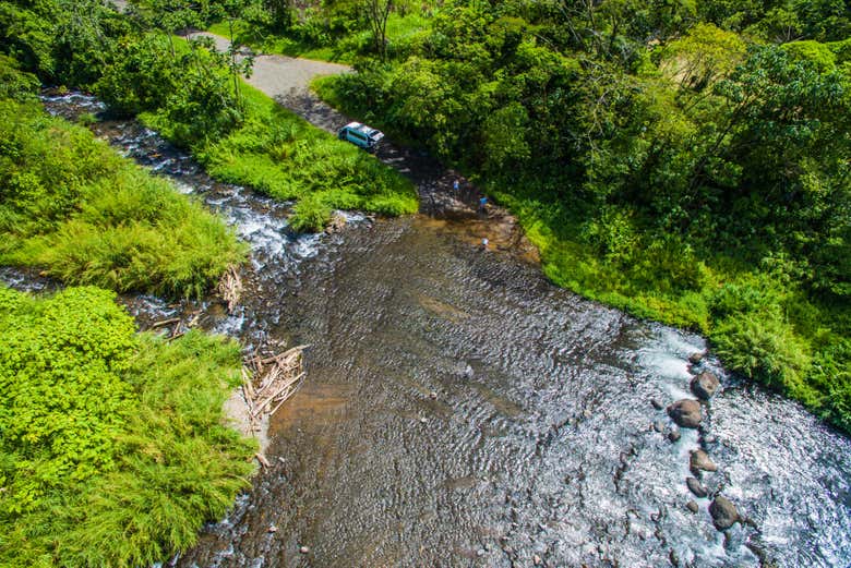 Vistas aéreas de la orilla del lago Arenal