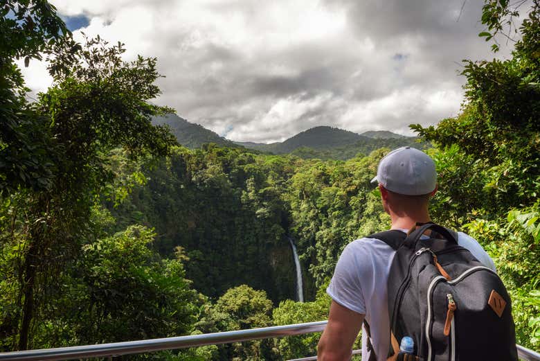 Vue sur la cascade de La Fortuna depuis un point de vue