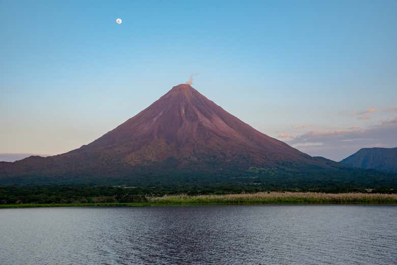 El volcán Arenal al atardecer