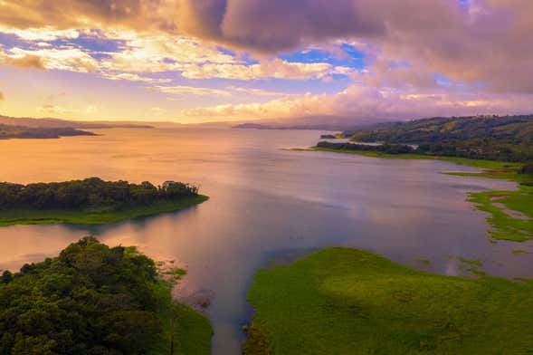 Paseo en barco al atardecer por el lago Arenal