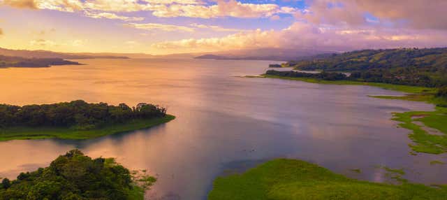 Passeio de barco ao entardecer pelo lago Arenal