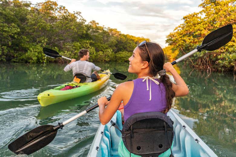 Disfrutando de la ruta en kayak por los manglares