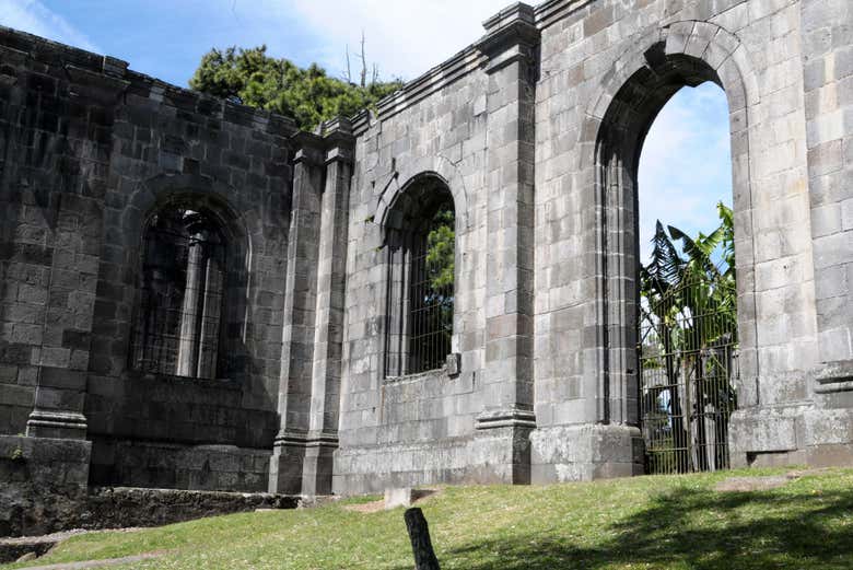 Muros de la ruinas de la Parroquia de Santiago Apóstol
