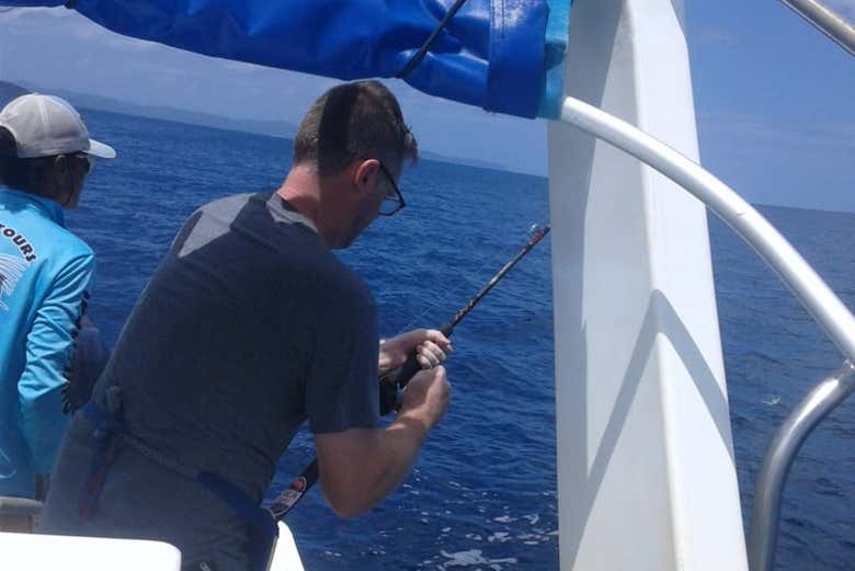 Probando suerte con la caña de pescar