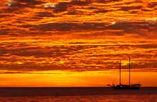 Paseo en barco al atardecer por la costa de Guanacaste