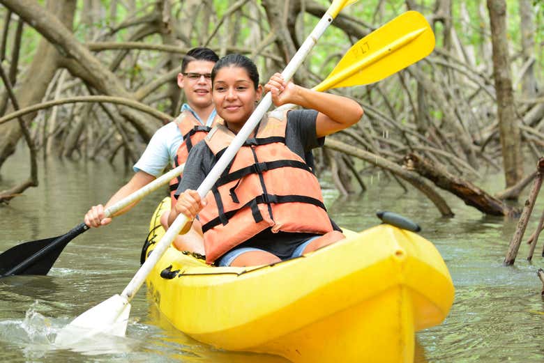 Una pareja disfrutando del kayak
