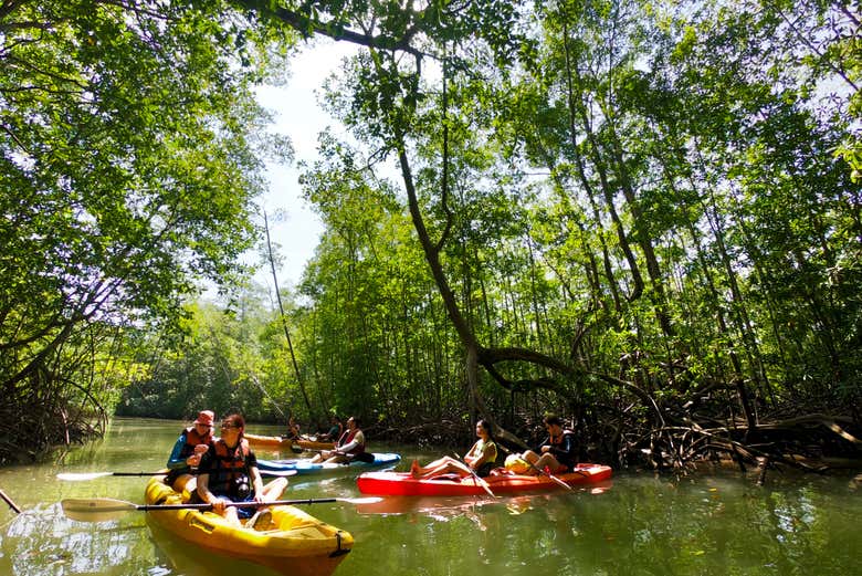 Momento de relax sobre los kayaks