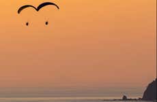 Vuelo en paramotor por la bahía de Jacó