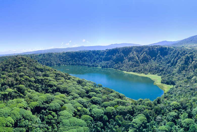 Laguna volcánica en el cráter
