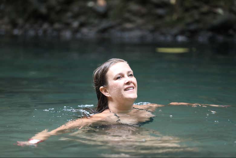 Bañándose en el río de la catarata