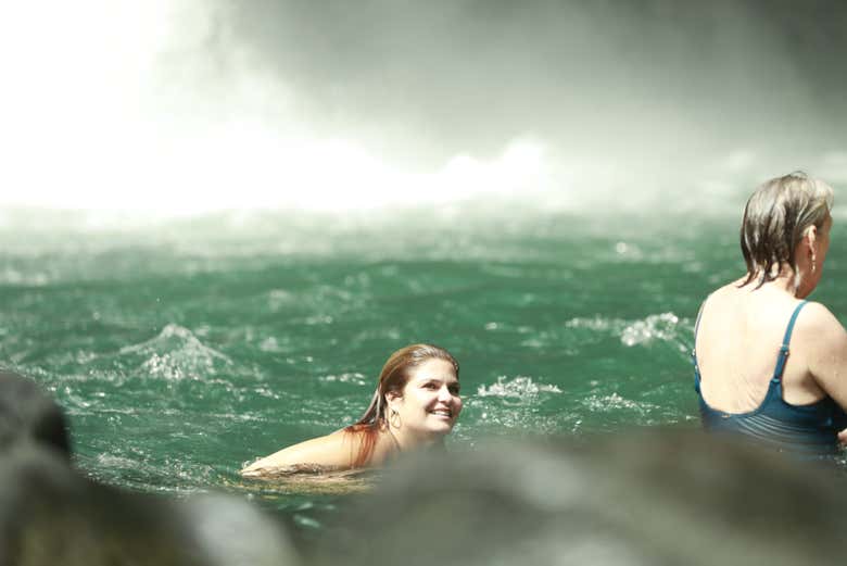 Bajo la cascada 