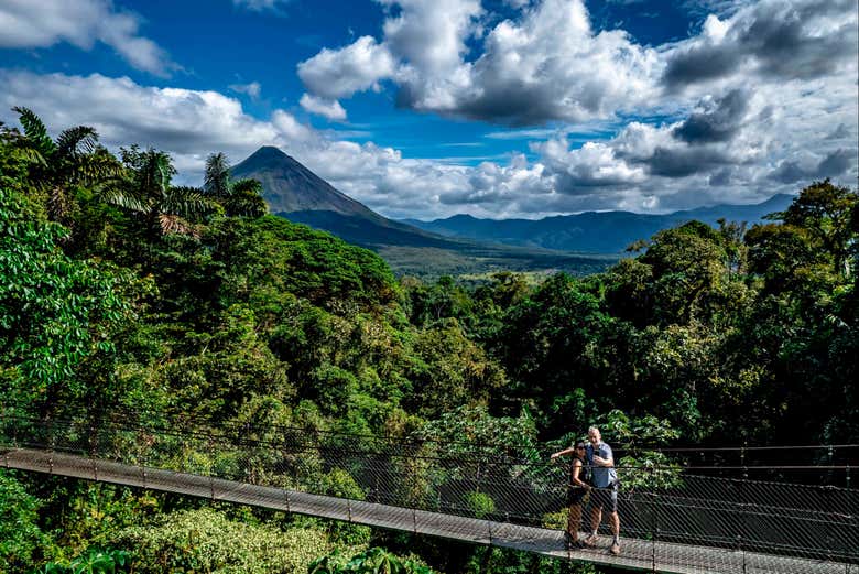 Vistas al volcán Arenal desde los puentes colgantes