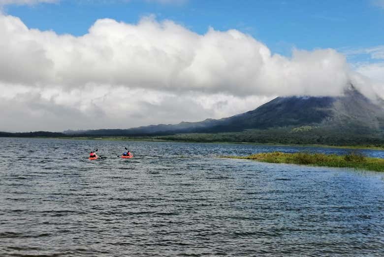 Navegando por el lago Arenal