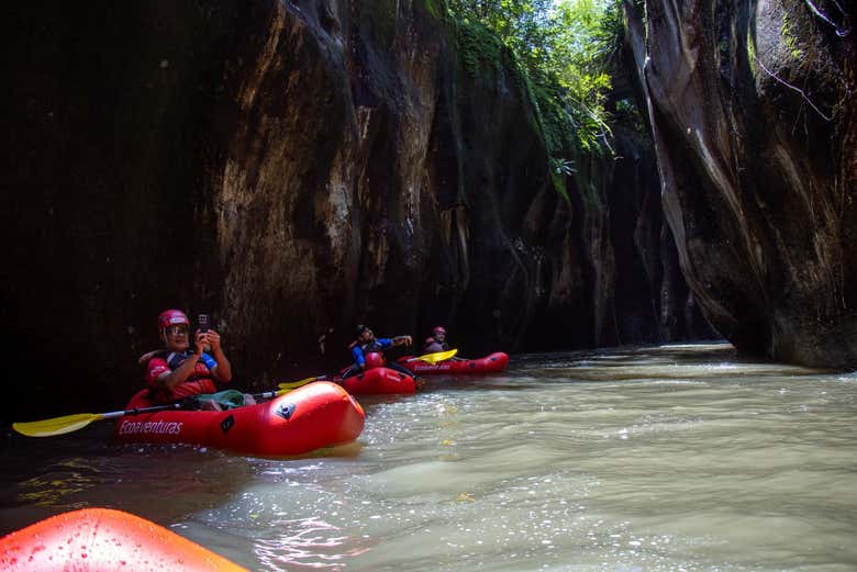 Tirando fotos dos arredores do cânion do rio Colorado
