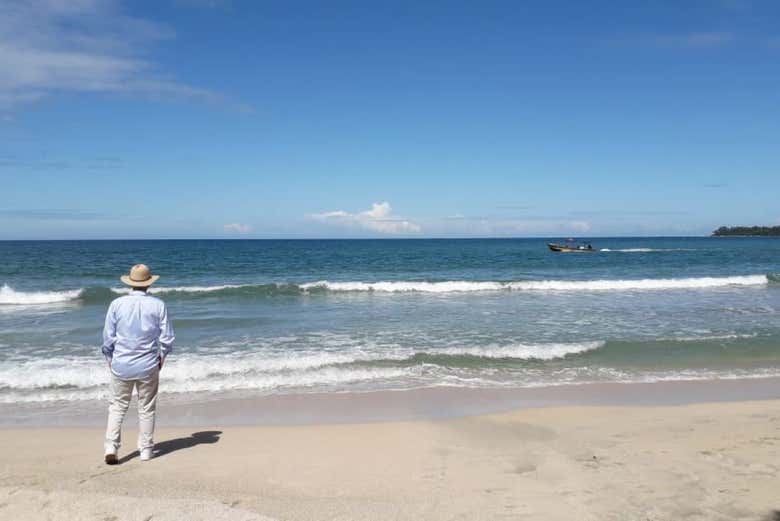 Contemplando el mar en la playa del parque