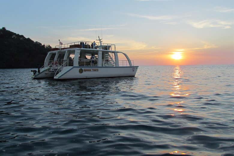 Desfrute do entardecer em Manuel Antonio a bordo do catamarã