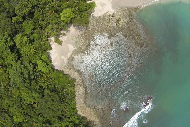 Vista desde arriba del Parque Nacional Manuel Antonio