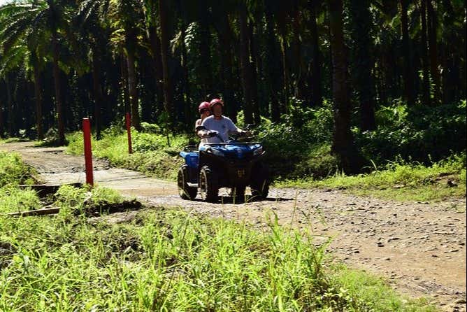 Atravesando en quad un sendero de Manuel Antonio