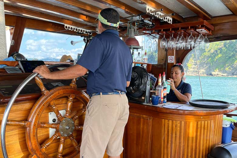 El capitán del barco durante la navegación