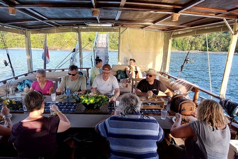 Disfrutando de la comida a bordo