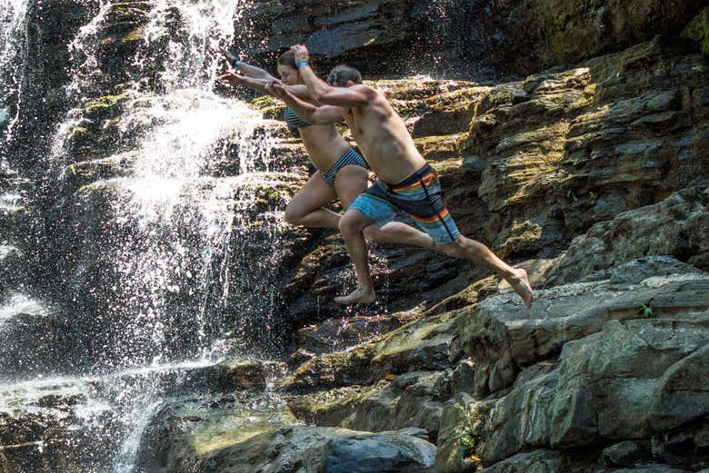 Divirtiéndose en la catarata