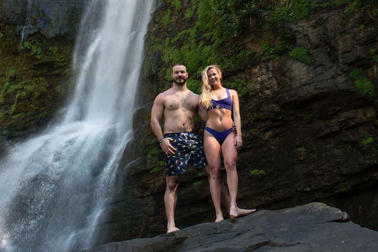Posando frente a la catarata Nauyaca