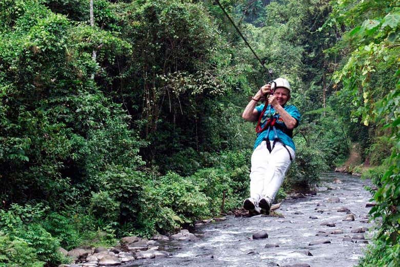 Sobrevuela en tirolina el río