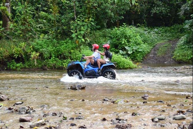 Vadeando en quad un río de Manuel Antonio