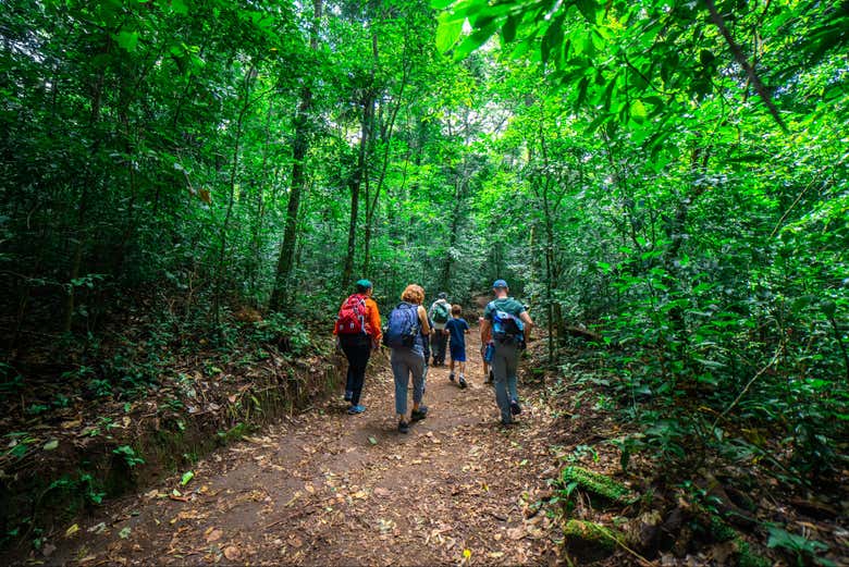 Disfrutando de la ruta de trekking por la Reserva Curi Cancha