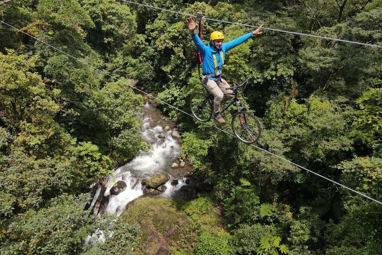 A tirolesa de bicicleta