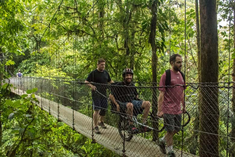 Cruzando uma ponte suspensa