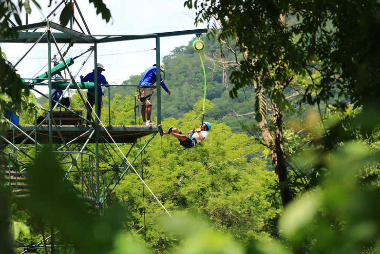 Na plataforma de tirolesa
