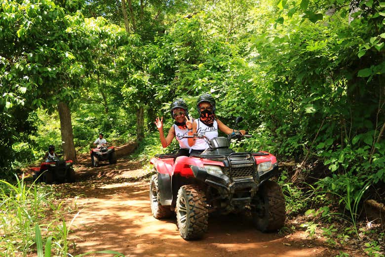 De quadriciclo pelo Parque Diamante Eco