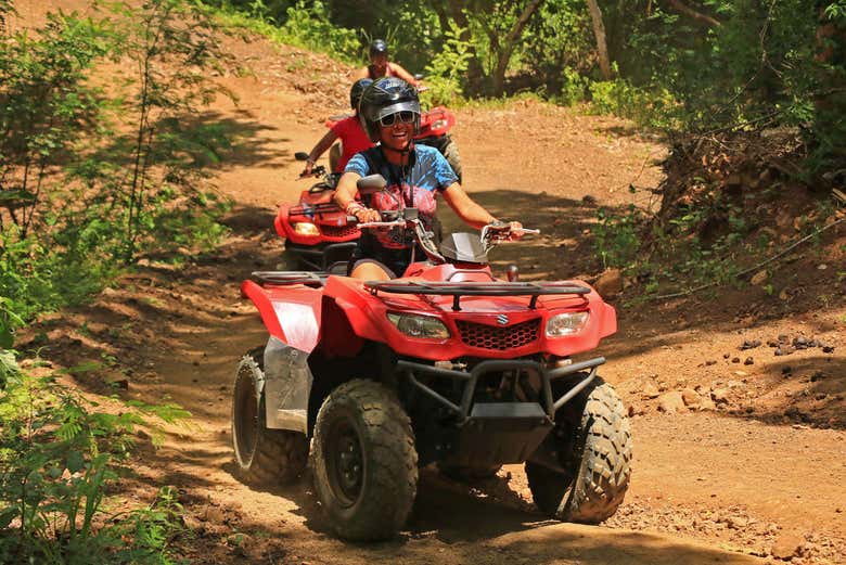 Atravessando as estradas de terra de quadriciclo