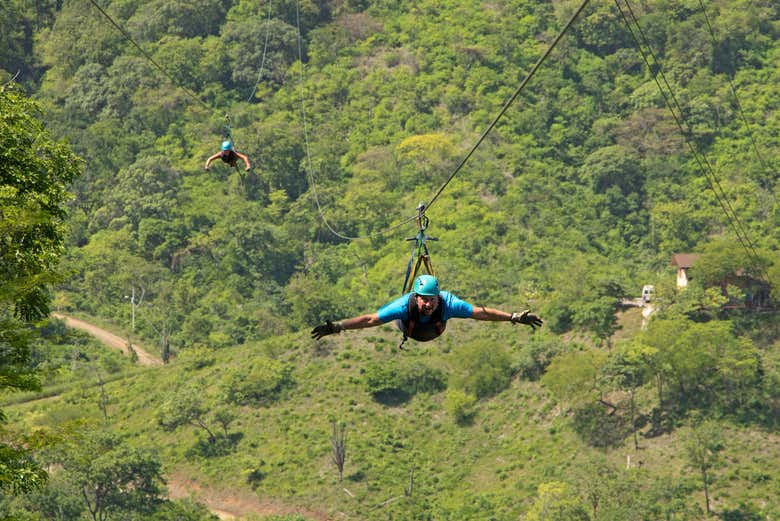 De tirolesa sobre a selva tropical