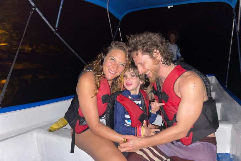 Uma família desfrutando do tour