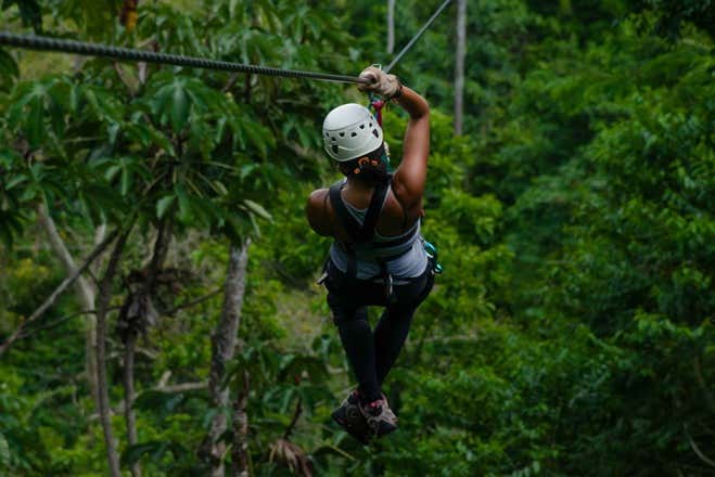 Os deslizaréis sobre exuberantes paisajes