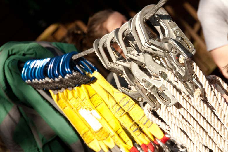 Mosquetones preparados para el circuito de tirolinas