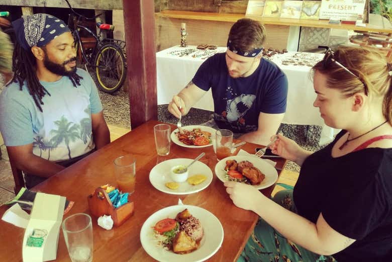 Probando las delicias de Puerto Viejo