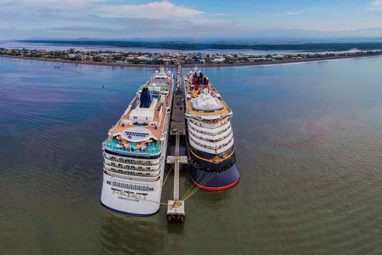 Cruceros llegando a Puntarenas