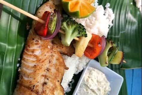 Almuerzo a base de pescado y arrzoz