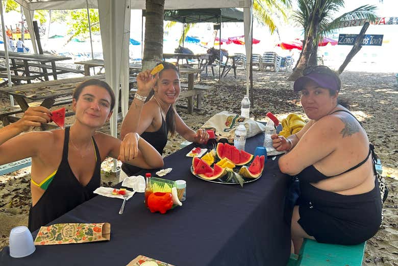 Disfrutando de fruta fresca en Isla Tortuga