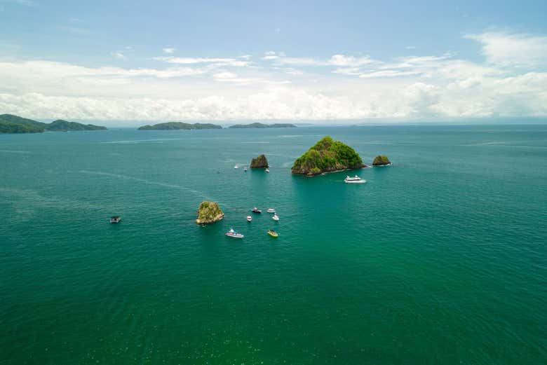 Embarcaciones durante el tour en Isla Tortuga
