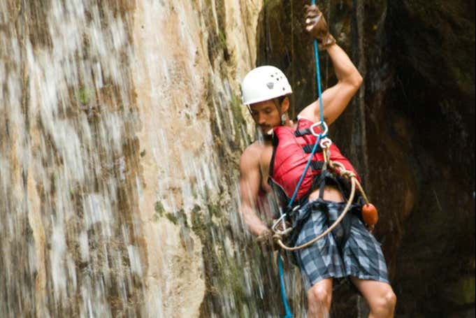 Rapel em uma cascata do Rincón de la Vieja