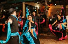 Cena con espectáculo folclórico en Mirador Tiquicia