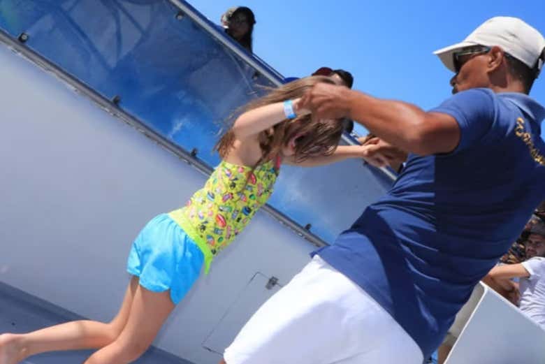 Bailando en la embarcación hacia Isla Tortuga
