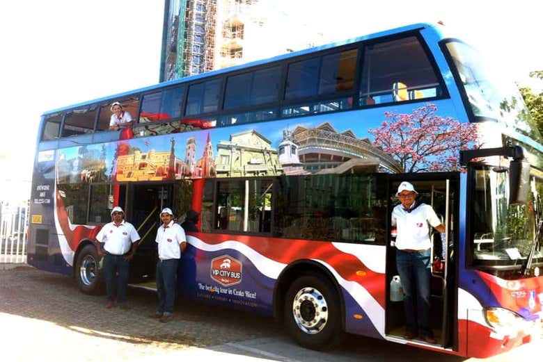 El autobús panorámico y su staff